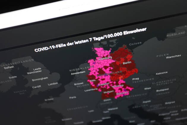 RKI dashboard, 7 day incidence is now 437.6 7 day incidence, RKI dashboard on a monitor on 17 05 2022 in Siegen Germany.