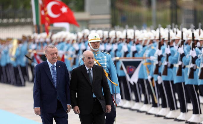 News Themen der Woche KW20 News Bilder des Tages (220516) -- ANKARA, May 16, 2022 -- Turkish President Recep Tayyip Erdogan (L, front) welcomes Algerian President Abdelmadjid Tebboune (R, front) at the Presidential Complex in Ankara, Turkey, on May 16, 2022. Erdogan said on Monday at a joint news conference with his Algerian counterpart Abdelmadjid Tebboune that there is no need for Finnish and Swedish diplomatic delegations to visit Turkey if they are coming to convince Ankara of their NATO bid. (Photo by Xinhua) TURKEY-ANKARA-ALGERIA-PRESIDENTS-MEETING MustafaxKaya 