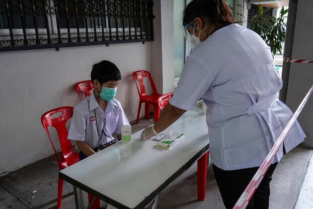 School Classes Resume As Covid-19 Restrictions Ease In Bangkok. A student undergoes a Rapid Antigen Test at Assumption College resuming classes in Bangkok, Thailand, 17 May 2022. Bangkok Bangkok Thailand  Copyright: xAnusakxLaowilasx originalFilename: laowilas-notitle220517_np4Lm.jpg