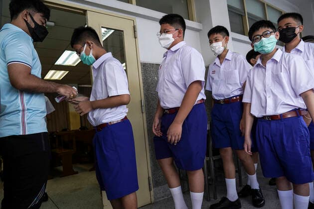 School Classes Resume As Covid-19 Restrictions Ease In Bangkok. A teacher disinfects the hands of students entering a classroom at Assumption College resuming classes in Bangkok, Thailand, 17 May 2022. Bangkok Bangkok Thailand  Copyright: xAnusakxLaowilasx originalFilename: laowilas-notitle220517_npAMx.jpg