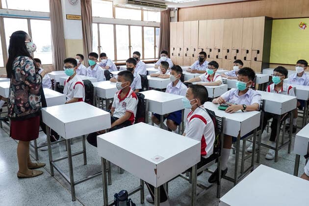 School Classes Resume As Covid-19 Restrictions Ease In Bangkok. Students wearing face masks and maintain social distance as they attend lectures on the first day of school after the resumption of classes at Assumption College in Bangkok, Thailand, 17 May 2022. Bangkok Bangkok Thailand  Copyright: xAnusakxLaowilasx originalFilename: laowilas-notitle220517_npBqe.jpg