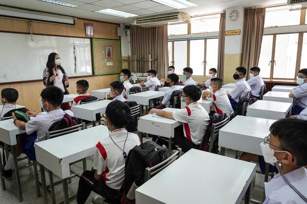 School Classes Resume As Covid-19 Restrictions Ease In Bangkok. Students wearing face masks and maintain social distance as they attend lectures on the first day of school after the resumption of classes at Assumption College in Bangkok, Thailand, 17 May 2022. Bangkok Bangkok Thailand  Copyright: xAnusakxLaowilasx originalFilename: laowilas-notitle220517_nplLO.jpg