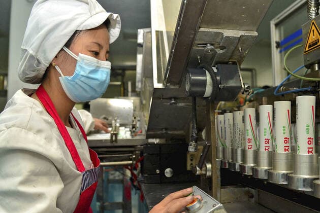 Coronavirus in Nordkorea, Eindrücke aus Pjöngjang COVID fears in N. Korea A masked employee works at a sanitary supplies factory in Pyongyang on May 16, 2022, amid growing fears over the spread of COVID-19.  A14AA0001290822P