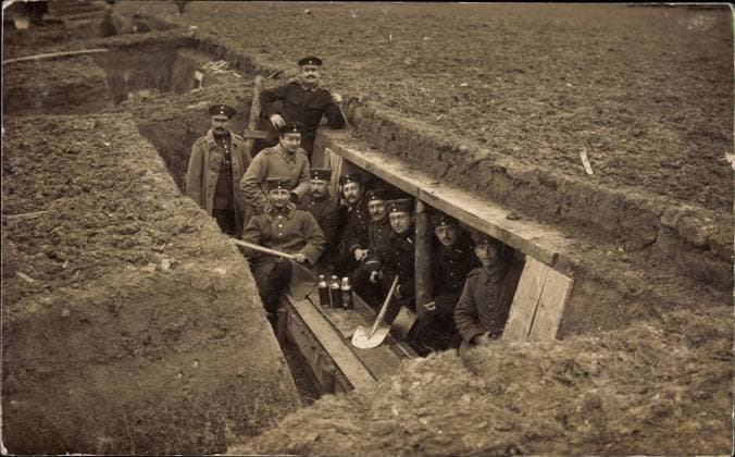 Deutscher Schützengraben, Unterstand, Thermoskannen *** German trench, dugout, thermoses