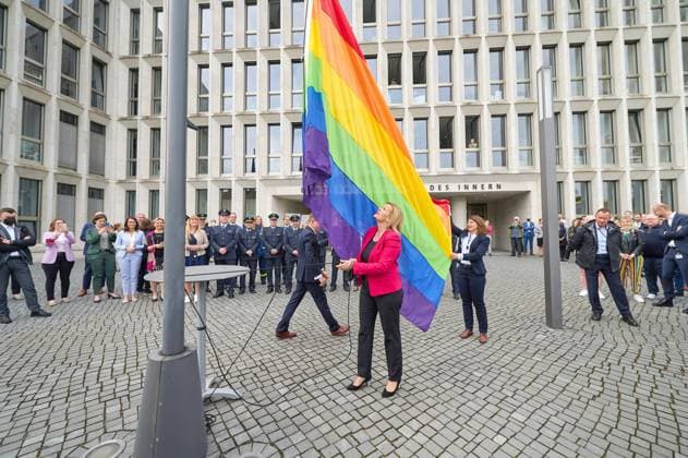 News Bilder des Tages Vor dem Bundesinnenministerium wurde am Dienstag (17.05.2022) erstmals die Regenbogenflagge als Zeichen der Solidaritaet mit sexuellen Minderheiten gehisst. Wie das Ministerium am Montag mitteilte, soll die Flagge anlaesslich des internationalen Tages gegen Homo-, Bi- und Transfeindlichkeit (17. Mai) am Dienstsitz von Bundesinnenministerin Nancy Faeser (SPD, M.) zu sehen sein. Faeser hatte im April erstmals ausdruecklich erlaubt, dass die Regenbogenfahne zu bestimmten Anlaessen an Gebaeuden von Bundesministerien und -behoerden gehisst werden darf. Die von Faeser entschiedene Erlaubnis sieht vor, dass die Fahne an den offiziellen Flaggenmasten und -stoecken von Bundesgebaeuden anlaesslich eines konkreten Termins wehen darf. Ausdruecklich nic Copyright: epd-bild ChristianxDitsch EDITORIAL USE ONLY