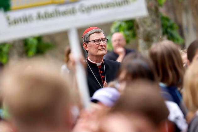 Bilder des Jahres 2022, News 05 Mai News Themen der Woche KW20 Kardinal Rainer Maria Woelki besucht den Altenberger Dom, um die Wallfahrt der Erzbischöflichen Schulen nach Altenberg zu eröffnen. Nach einer Auszeit ist der Kardinal zurück im Erzbistum Köln. Hier zeigte er sich zuletzt kompromissbereit und ließ gemeinsamen Religionsunterricht von katholischen und evangelischen Schülerinnen und Schülern zu. Odenthal, 17.05.2022 NRW Deutschland *** Cardinal Rainer Maria Woelki visits Altenberg Cathedral to open the pilgrimage of the archdiocesan schools to Altenberg After some time out, the cardinal is back in the archdiocese of Cologne Here he recently showed a willingness to compromise and allowed joint religious instruction by Catholic and Protestant pupils Odenthal, 17 05 2022 NRW Germany Copyright: xChristophxHardtx