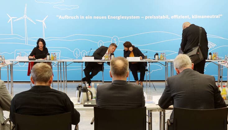News Themen der Woche KW20 News Bilder des Tages Wirtschaftsgespraech mit Robert Habeck 17.05.2022, Erfurt, IHK Thueringen, Bundeswirtschaftsminister und Vizekanzler Robert Habeck in einem Energiegespraech der Thüringer Wirtschaft, mit Energieministerin Anja Siegesmund, Wirtschaftsminister Wolfgang Tiefensee und IHK-Hauptgeschaeftsfuehrerin Cornelia Haase-Lerch trifft er auf rund 30 Geschaeftsfuehrerinnen und Geschaeftsfuehrer, es geht um Energieeffiizienz, Klimaneutralitaet und Dekarbonisierung der Produktion im Bild: Bundesminister Robert Habeck und Ministerin für Umwelt, Energie und Naturschutz Anja Siegesmund (Bündnis 90 Die Grünen) im Gespraech *** Wirtschaftsgespraech mit Robert Habeck 17 05 2022, Erfurt, IHK Thueringen, Federal Minister of Economics and Vice Chancellor Robe