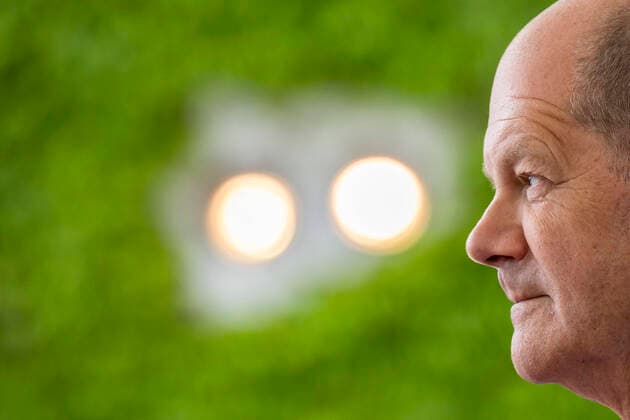 News Bilder des Tages Bundeskanzler Olaf Scholz kommt zum Empfang den Regierungschef des Fuerstentums Liechtenstein Daniel Risch (nicht im Bild) mit militaerischen Ehren im Kanzleramt in Berlin am 17. Mai 2022. Scholz empfaengt Daniel Risch in Berlin *** Chancellor Olaf Scholz arrives to receive the head of government of the Principality of Liechtenstein Daniel Risch not in the picture with military honors at the Chancellery in Berlin on 17 May 2022 Scholz receives Daniel Risch in Berlin