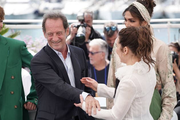 Vincent Lindon (PrÃ sident du 75eme Festival de Cannes) - Noomi Rapace (Jury du 75eme Festival de Cannes) CELEBRITES : 75Ã me Festival de Cannes - Photocall du Jury - Cannes - 17 05 2022 NorbertScanella Panoramic 