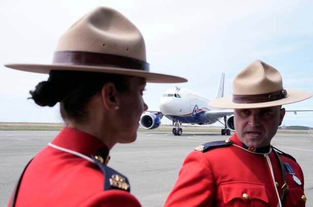 May 17, 2022, St. John s, NL, Canada: The plane carrying Prince Charles and Camilla, Duchess of Cornwall, arrives in St. John s to begin a three-day Canadian tour, Tuesday, May 17, 2022. St. John s Canada  - ZUMAc35_ 20220517_zaf_c35_106 Copyright: xPaulxChiassonx