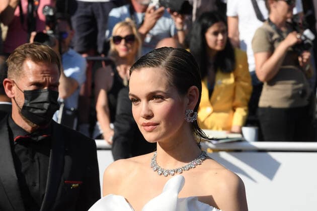 75th Cannes Film Festival 2022. Red Carpet Opening ceremony. Pictured: Emilia Schüle  Copyright: xManuelexMangiarottix xipa-agencyx xVeneziax2020x