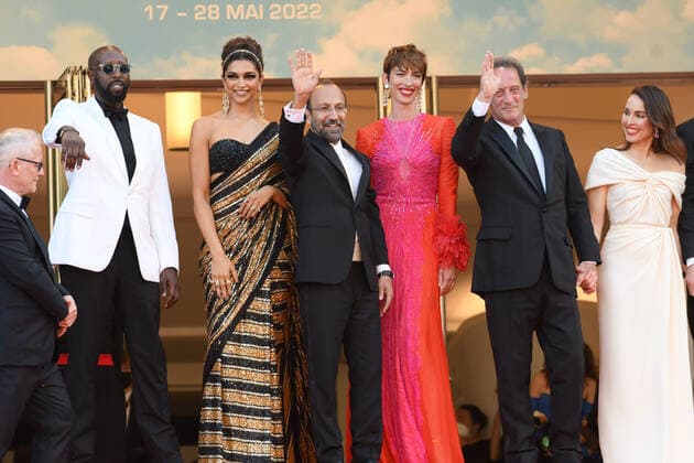 Entertainment Bilder des Tages 75th Cannes Film Festival 2022. Red Carpet Opening ceremony. Pictured: Ladj Ly, Deepika Padukone, Asghar Farhadi, Rebecca Hall, Vincent Lindon, Noomi Rapace, Joachim Trier, Jasmine Trinca, Jeff Nichols  Copyright: xManuelexMangiarottix xipa-agencyx xVeneziax2020x
