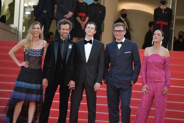 75th Cannes Film Festival 2022, Red Carpet Opening Ceremony and film Coupez. Pictured Finnegan Oldfield, Berenice Bejo, Michel Hazanavicius, Romain Duris, Matilda Lutz  Copyright: xSimonexComix xipa-agency.netx xVeneziax2020x