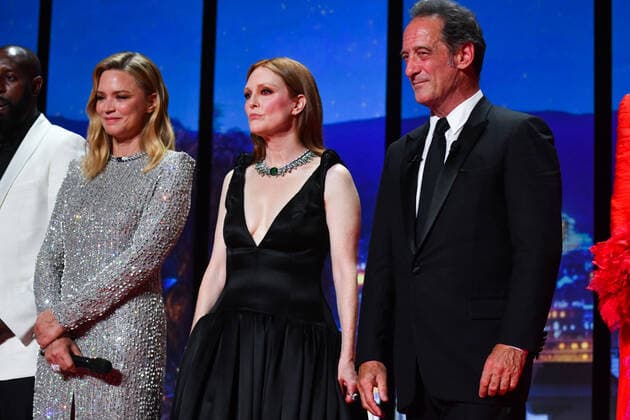 75eme Festival International du Film de Cannes. Ceremonie d ouverture. 75th International Cannes Film Festival. Opening ceremony 280250 2022-05-17 Cannes France Moore, Julianne; Lindon, Vincent; Efira, Virginie  Copyright: xSergexArnalx xStarfacex STAR_280250_028