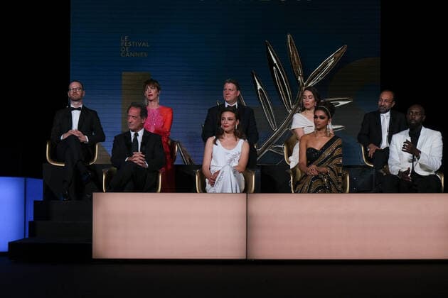 75eme Festival International du Film de Cannes. Ceremonie d ouverture. 75th International Cannes Film Festival. Opening ceremony 280250 2022-05-17 Cannes France Lindon, Vincent; Trinca, Jasmine; Hall, Rebecca; Rapace, Noomi; Padukone, Deepika; Farhadi, Asghar; Ly, Ladj; Nichols, Jeff; Trier, Joachim  Copyright: xSergexArnalx xStarfacex STAR_280250_042