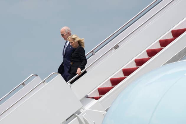 May 17, 2022, Joint Base Andrews, MD, USA: United States President Joe Biden and first lady Dr. Jill Biden deplane from Air Force One at Joint Base Andrews, May 17, 2022, returning from Buffalo, New York, after meeting with families of victims, law enforcement and first responders, and community leaders in the aftermath of the recent shooting at the Tops supermarket Joint Base Andrews USA - ZUMAs152 20220517_zaa_s152_068 Copyright: xChrisxKleponisx-xPoolxviaxCNPx