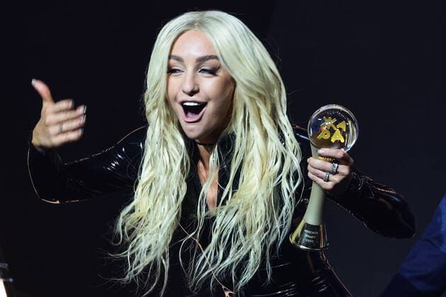 Bilder des Jahres 2022, Entertainment 05 Mai Entertainment Themen der Woche KW20 Entertainment Bilder des Tages KRASNOGORSK, MOSCOW REGION, RUSSIA - MAY 17, 2022: Singer Mari Kraimbrery (Marina Zhadan) wins the 2022 Zhara Music Award for Best Female Music Video during a ceremony at the Crocus City Hall. Mikhail Tereshchenko TASS  TS131762