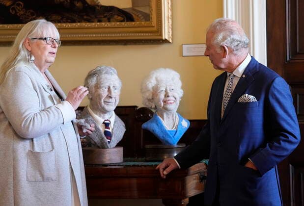 Entertainment Bilder des Tages May 17, 2022, St. John s, NL, Canada: Prince Charles looks at woolen busts of himself and Queen Elizabeth II as the Royal couple meets with representatives of Campaign for Wool Canada in St. John s on Tuesday, May 17, 2022. St. John s Canada  - ZUMAc35_ 20220517_zaf_c35_185 Copyright: xPaulxChiassonx