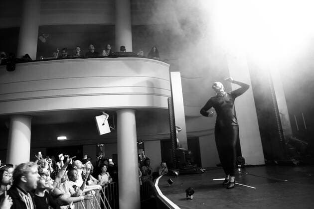 Sevda Alizadeh aka Sevdaliza at a concert at Metropol in Berlin, 17 May 2022 photo black and white converted Sevdaliza concert Berlin