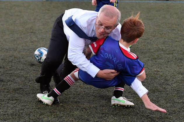 Bilder des Jahres 2022, News 05 Mai News Themen der Woche KW20 News Bilder des Tages ELECTION22 SCOTT MORRISON ELECTION CAMPAIGN, Prime Minister Scott Morrison crash tackles a child at the Devonport Strikers Soccer Ground on Day 38 of the 2022 federal election campaign, in Devonport, in Tasmania. Wednesday, May 18, 2022. ( NO ARCHIVING, EDITORIAL USE ONLY, NO USE IN BOOKS WITHOUT CONSENT DEVONPORT TAS AUSTRALIA  Copyright: xMICKxTSIKisitingSx 20220518001660518576