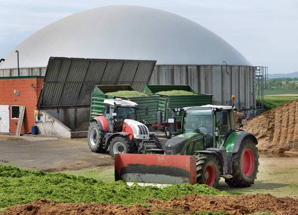 Anfahren und Verdichten von Gruenroggen auf einer Biogasanlage zur Herstellung von Strom im Nordharz. Gruenroggen ist eine Silage aus unreifem Roggen. Sie dient als Grundfuttermittel vor allem fuer Wiederkaeuer sowie als Gaersubstanz in Biogasanlagen (Energiegras). GPS-verdichten auf einer Biogasanlage *** Start-up and compaction of green rye on a biogas plant for the production of electricity in the northern Harz region Green rye is a silage made from immature rye It is used as a basic feedstuff, especially for ruminants, and as a digestate in biogas plants Energy grass GPS compaction on a biogas plant
