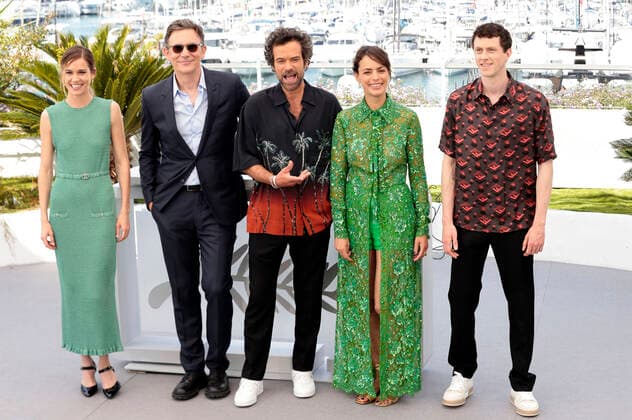 Matilda Lutz, Michel Hazanavicius, Romain Duris, Berenice Bejo and Finnegan Oldfield at the photocall for the feature film Coupez Final Cut at the Festival de Cannes 2022 75 Cannes International Film Festival at the Palais des Festivals Cannes, 18 05 2022. Foto:xS.xGabschx xFuturexImage