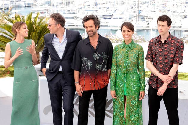 Matilda Lutz, Michel Hazanavicius, Romain Duris, Berenice Bejo and Finnegan Oldfield at the photocall for the feature film Coupez Final Cut at the Festival de Cannes 2022 75 Cannes International Film Festival at the Palais des Festivals Cannes, 18 05 2022. Foto:xS.xGabschx xFuturexImage