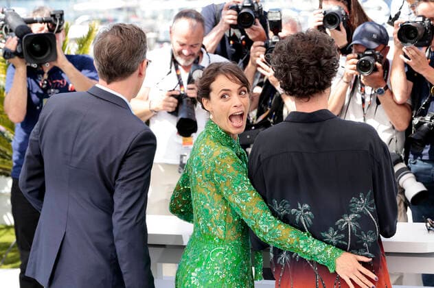 Michel Hazanavicius, Berenice Bejo and Romain Duris at the photocall for the feature film Coupez Final Cut at the Festival de Cannes 2022 75 Cannes International Film Festival at the Palais des Festivals Cannes, 18 05 2022. Foto:xS.xGabschx xFuturexImage
