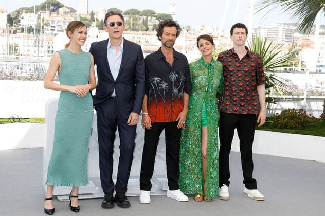 Matilda Lutz, Michel Hazanavicius, Romain Duris, Berenice Bejo and Finnegan Oldfield at the photocall for the feature film Coupez Final Cut at the Festival de Cannes 2022 75 Cannes International Film Festival at the Palais des Festivals Cannes, 18 05 2022. Foto:xD.xBedrosianx xFuturexImage