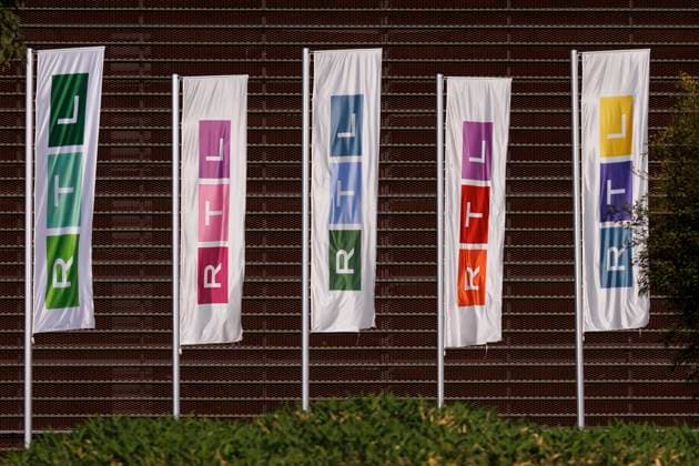 Fahnen mit dem RTL-Logo stehen am Hauptsitz des Senders in Köln Deutz. (Themenbild, Symbolbild) Köln, 14.05.2022 NRW Deutschland *** Flags with the RTL logo stand at the stations headquarters in Cologne Deutz theme image, symbol image Cologne, 14 05 2022 NRW Germany Copyright: xChristophxHardtx