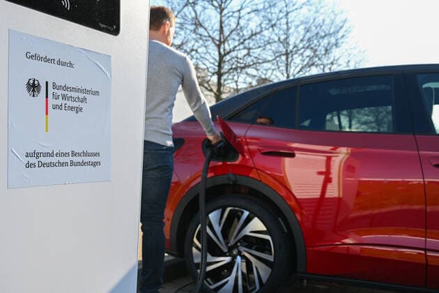 Production of electric vehicles at Volkswagen Economy, automotive industry, Volkswagen The VW ID 5 is charged at the charging station Zwickau Saxony Germany Copyright: xTeresaxKrögerx