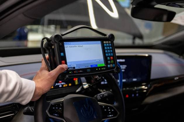 Produktion von Elektrofahrzeugen bei Volkswagen Wirtschaft, Autoindustrie, Volkswagen: Die Endkontrolle im VW Werk in Zwickau. Zwickau Sachsen Deutschland *** Production of electric vehicles at Volkswagen Economy, Auto Industry, Volkswagen The final inspection at the VW plant in Zwickau Zwickau Saxony Germany Copyright: xTeresaxKrögerx