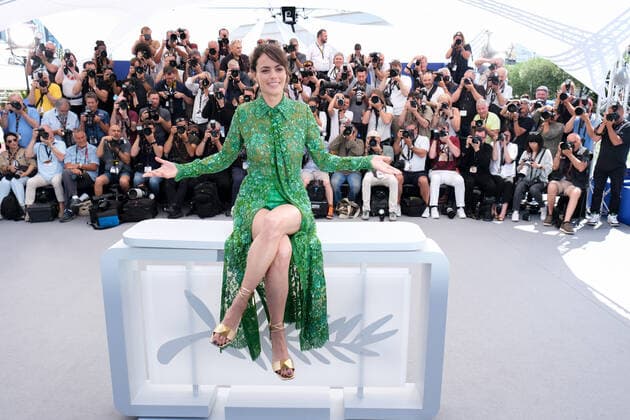 Entertainment Bilder des Tages 75eme Festival International du Film de Cannes. Photocall du film Coupez! 75th International Cannes Film Festival. Photocall with cast of Coupez! movie. 280293 2022-05-18 Cannes France Béjo, Bérenice  Copyright: xSergexArnalx xStarfacex STAR_280293_030