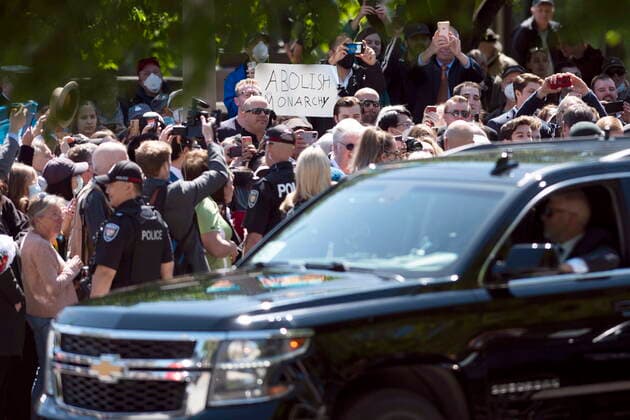 Kanada-Reise von Prinz Charles und Herzogin Camilla, Tag 2 May 18, 2022, Ottawa, ON, CAN: A member of the public holds a sign calling for the abolition of the monarchy in front of the Royal motorcade as Prince Charles and Camilla, Duchess of Cornwall greet members of the public after a ceremony at the National War Memorial in Ottawa, while on their Canadian Royal tour, Wednesday May 18, 2022. Ottawa CAN  - ZUMAc35_ 20220518_zaf_c35_030 Copyright: xJustinxTangx