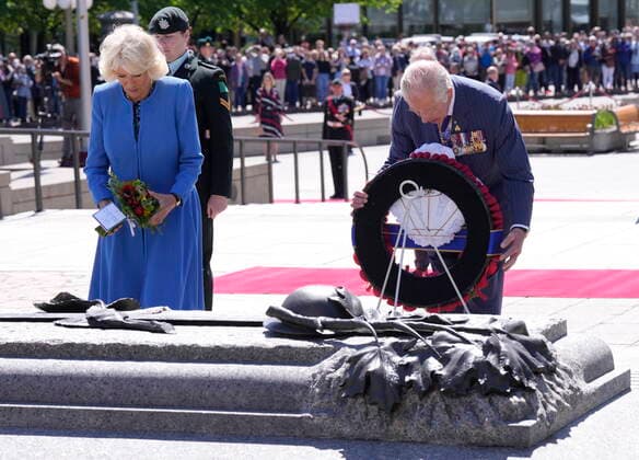 Kanada-Reise von Prinz Charles und Herzogin Camilla, Tag 2 May 18, 2022, Ottawa, ON, Canada: Prince Charles places a wreath as he and Camilla, Duchess of Cornwall, visit the National War Memorial in Ottawa, while on their Canadian Royal Tour, Wednesday May 18, 2022. Ottawa Canada - ZUMAc35_ 20220518_zaf_c35_020 Copyright: xPaulxChiassonx