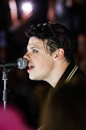 Yungblud gibt Konzert auf der Strasse Arco della Pace in Mailand Yungblud Performs In Concert In Milan Yungblud performs live on the street at Arco della Pace on May 17, 2022 in Milan, Italy Milan Italy  Copyright: xAlessandroxBremecx originalFilename: bremec-yungblud220517_npBeU.jpg