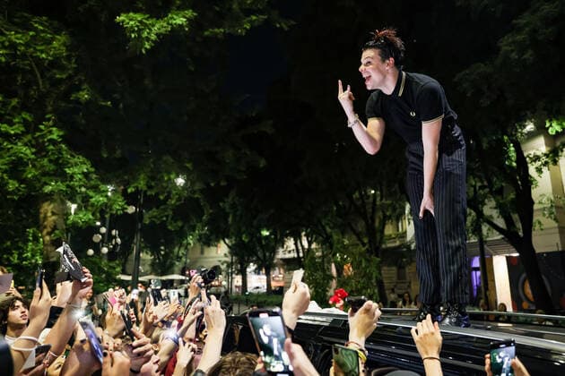 Yungblud gibt Konzert auf der Strasse Arco della Pace in Mailand Yungblud Performs In Concert In Milan Yungblud performs live on the street at Arco della Pace on May 17, 2022 in Milan, Italy Milan Italy  Copyright: xAlessandroxBremecx originalFilename: bremec-yungblud220517_npCKA.jpg