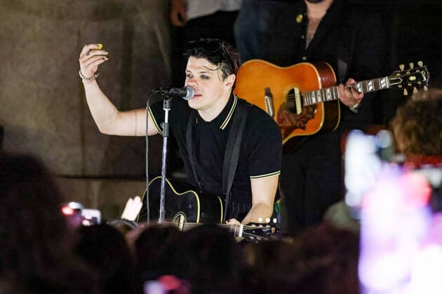 Yungblud gibt Konzert auf der Strasse Arco della Pace in Mailand Yungblud Performs In Concert In Milan Yungblud performs live on the street at Arco della Pace on May 17, 2022 in Milan, Italy Milan Italy  Copyright: xAlessandroxBremecx originalFilename: bremec-yungblud220517_npeYK.jpg