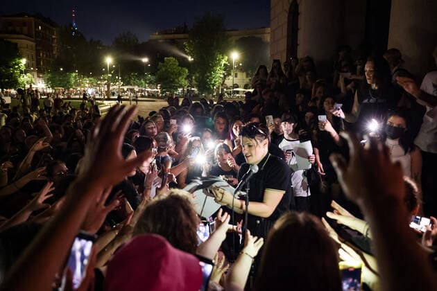 Yungblud gibt Konzert auf der Strasse Arco della Pace in Mailand Yungblud Performs In Concert In Milan Yungblud performs live on the street at Arco della Pace on May 17, 2022 in Milan, Italy Milan Italy  Copyright: xAlessandroxBremecx originalFilename: bremec-yungblud220517_npjJA.jpg