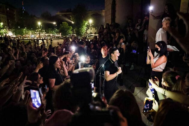 Yungblud gibt Konzert auf der Strasse Arco della Pace in Mailand Yungblud Performs In Concert In Milan Yungblud performs live on the street at Arco della Pace on May 17, 2022 in Milan, Italy Milan Italy  Copyright: xAlessandroxBremecx originalFilename: bremec-yungblud220517_npmFx.jpg