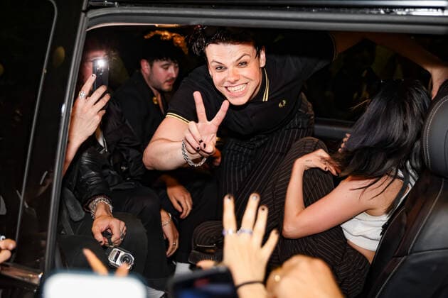 Yungblud gibt Konzert auf der Strasse Arco della Pace in Mailand Yungblud Performs In Concert In Milan Yungblud performs live on the street at Arco della Pace on May 17, 2022 in Milan, Italy Milan Italy  Copyright: xAlessandroxBremecx originalFilename: bremec-yungblud220517_npNeW.jpg
