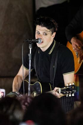 Yungblud gibt Konzert auf der Strasse Arco della Pace in Mailand Yungblud Performs In Concert In Milan Yungblud performs live on the street at Arco della Pace on May 17, 2022 in Milan, Italy Milan Italy  Copyright: xAlessandroxBremecx originalFilename: bremec-yungblud220517_npNqG.jpg