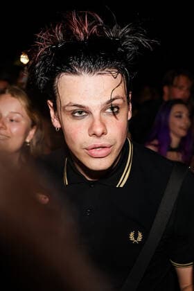 Yungblud gibt Konzert auf der Strasse Arco della Pace in Mailand Yungblud Performs In Concert In Milan Yungblud performs live on the street at Arco della Pace on May 17, 2022 in Milan, Italy Milan Italy  Copyright: xAlessandroxBremecx originalFilename: bremec-yungblud220517_npZQP.jpg