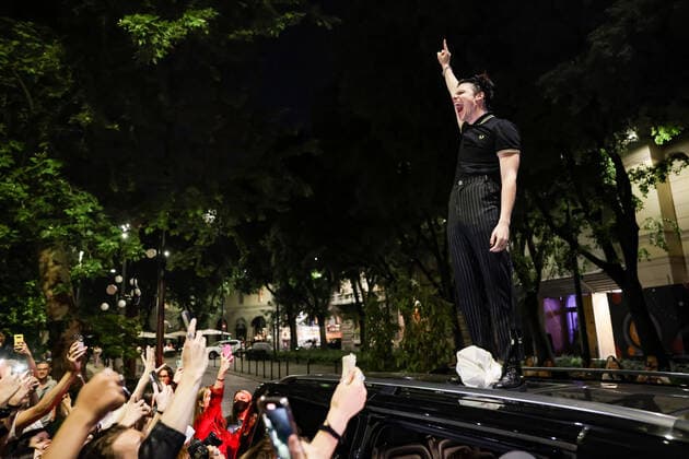 Yungblud gibt Konzert auf der Strasse Arco della Pace in Mailand Yungblud Performs In Concert In Milan Yungblud performs live on the street at Arco della Pace on May 17, 2022 in Milan, Italy Milan Italy  Copyright: xAlessandroxBremecx originalFilename: bremec-yungblud220517_np6UI.jpg
