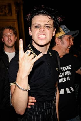 Yungblud gibt Konzert auf der Strasse Arco della Pace in Mailand Yungblud Performs In Concert In Milan Yungblud performs live on the street at Arco della Pace on May 17, 2022 in Milan, Italy Milan Italy  Copyright: xAlessandroxBremecx originalFilename: bremec-yungblud220517_npiFK.jpg