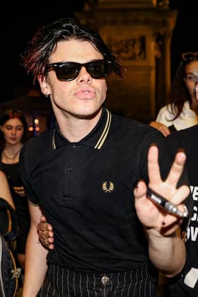 Yungblud gibt Konzert auf der Strasse Arco della Pace in Mailand Yungblud Performs In Concert In Milan Yungblud performs live on the street at Arco della Pace on May 17, 2022 in Milan, Italy Milan Italy  Copyright: xAlessandroxBremecx originalFilename: bremec-yungblud220517_npKPK.jpg