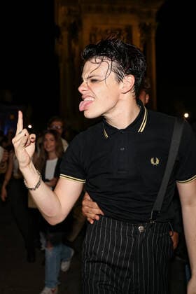 Yungblud gibt Konzert auf der Strasse Arco della Pace in Mailand Yungblud Performs In Concert In Milan Yungblud performs live on the street at Arco della Pace on May 17, 2022 in Milan, Italy Milan Italy  Copyright: xAlessandroxBremecx originalFilename: bremec-yungblud220517_npkPZ.jpg