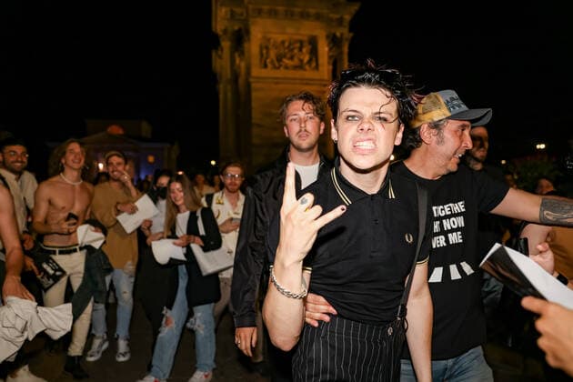 Yungblud gibt Konzert auf der Strasse Arco della Pace in Mailand Yungblud Performs In Concert In Milan Yungblud performs live on the street at Arco della Pace on May 17, 2022 in Milan, Italy Milan Italy  Copyright: xAlessandroxBremecx originalFilename: bremec-yungblud220517_npmdy.jpg