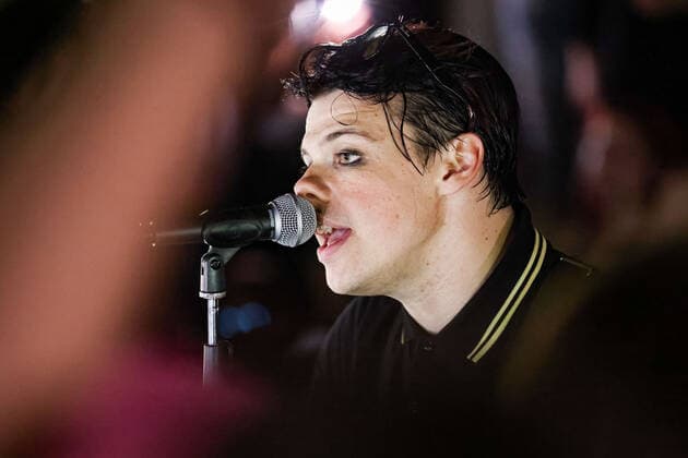Yungblud gibt Konzert auf der Strasse Arco della Pace in Mailand Yungblud Performs In Concert In Milan Yungblud performs live on the street at Arco della Pace on May 17, 2022 in Milan, Italy Milan Italy  Copyright: xAlessandroxBremecx originalFilename: bremec-yungblud220517_npPXi.jpg