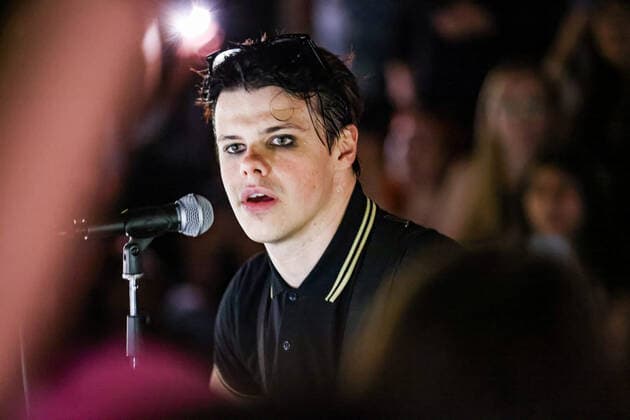 Yungblud gibt Konzert auf der Strasse Arco della Pace in Mailand Yungblud Performs In Concert In Milan Yungblud performs live on the street at Arco della Pace on May 17, 2022 in Milan, Italy Milan Italy  Copyright: xAlessandroxBremecx originalFilename: bremec-yungblud220517_npQWp.jpg